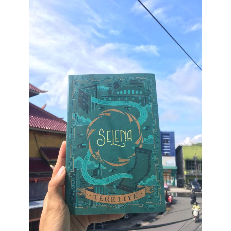NOVEL SELENA -  TERE LIYE