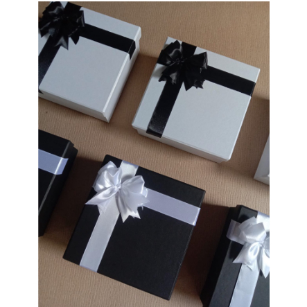 

KOTAK KADO 15x15x6 !!READY!! (INCLUDE PITA TERPASANG)