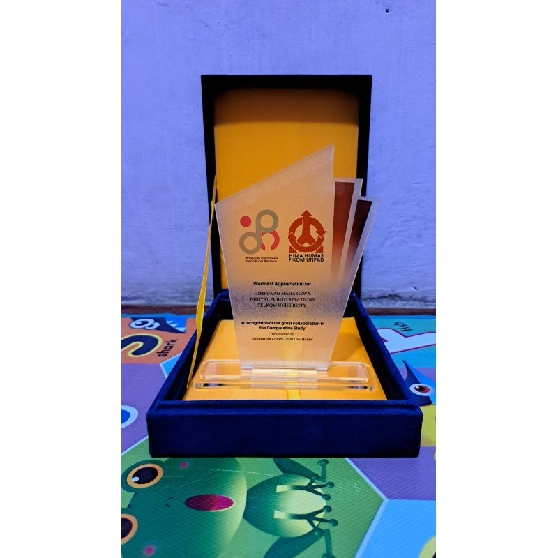 

PLAKAT AKRILIK + BOX BULUDRU palakt AKRILIK cinderamata