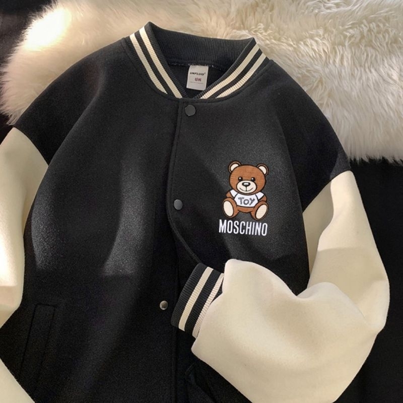 Jaket Varsity Baseball Big Size ( S - 6XL ) BEAR Kartun M0SCHINO TOY Jaket Bomber Kancing FLeece Unisex 6XL 5XL 4XL 3XL 2XL XL L M XXXL XXXXL Jacket Boy Girl Jumbo Mix Kombinasi 2 Warna Two Tone Street Style Urban Hip HOP Navy Hitam Putih Maroon