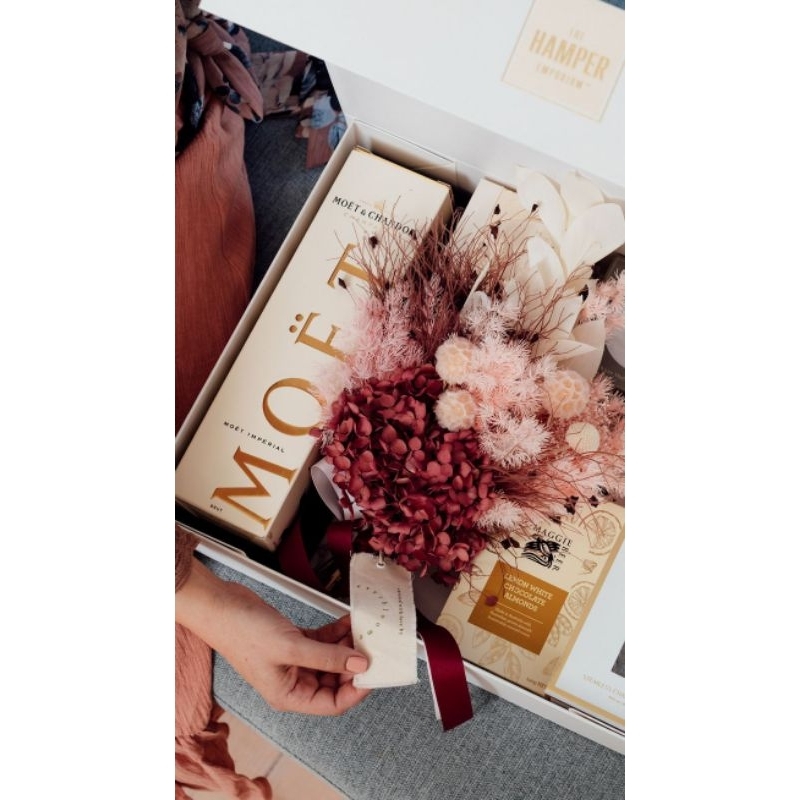 

Luxury Gift box hampers camilan + bunga hadiah celebrasi 1JT