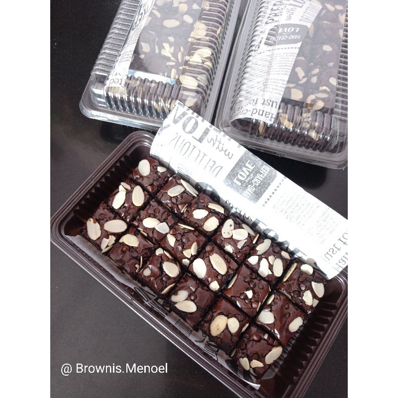 

FUDGY BROWNIES SHINY CRUSH/BROWNIES PANGGANG ENAK/ MEDIUM 20X10 isi 18 potong