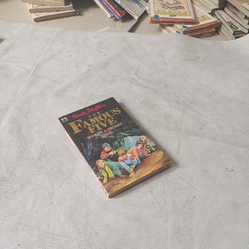 enid blyton the famous five FIVE ON A SECRET TRAIL