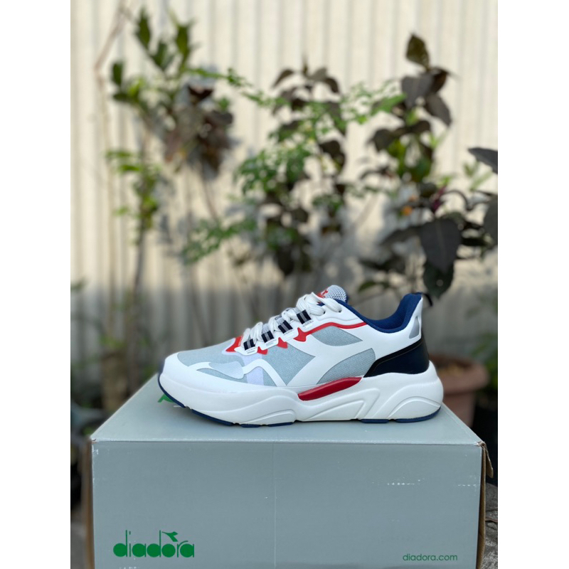 Sepatu Putih Diadora keren
