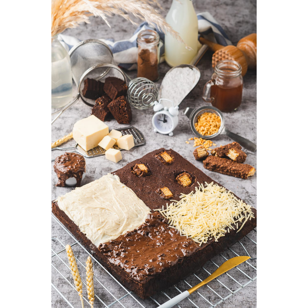 

Fudgy Brownies dengan Topping Tiramisu, Choco Crunchy, Bengbeng dan Keju - JUMBO