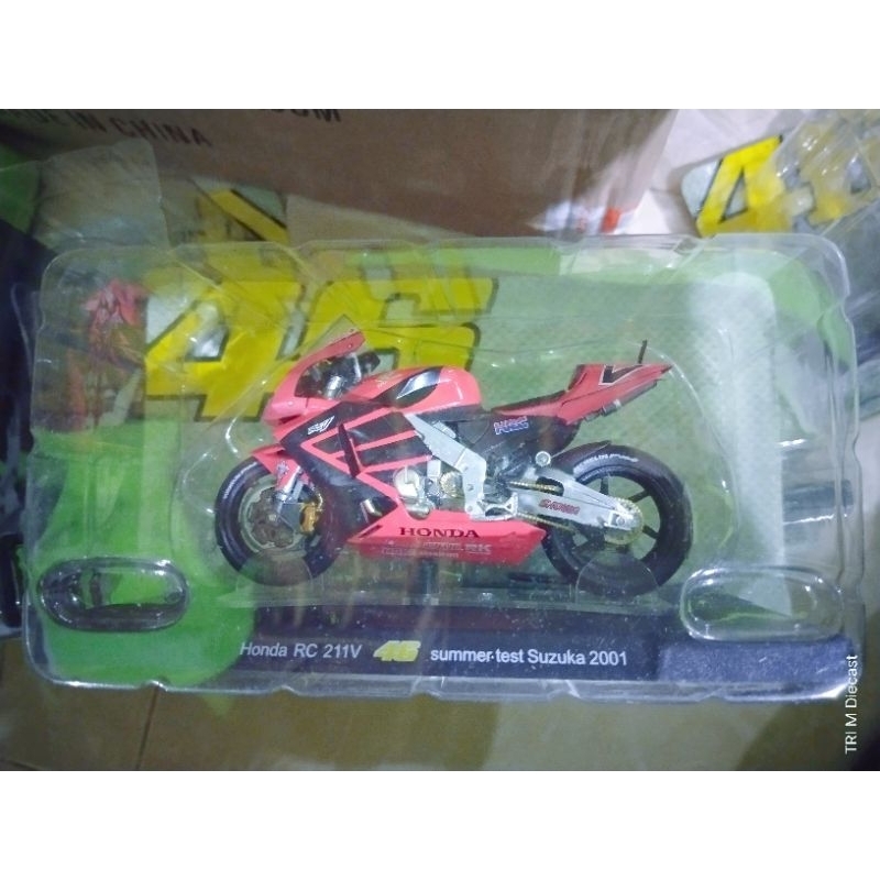 Miniatur Diecast Valentino Rossi 46 Honda RC 211V - Summer testimoni Suzuka 2001 skala 1:18