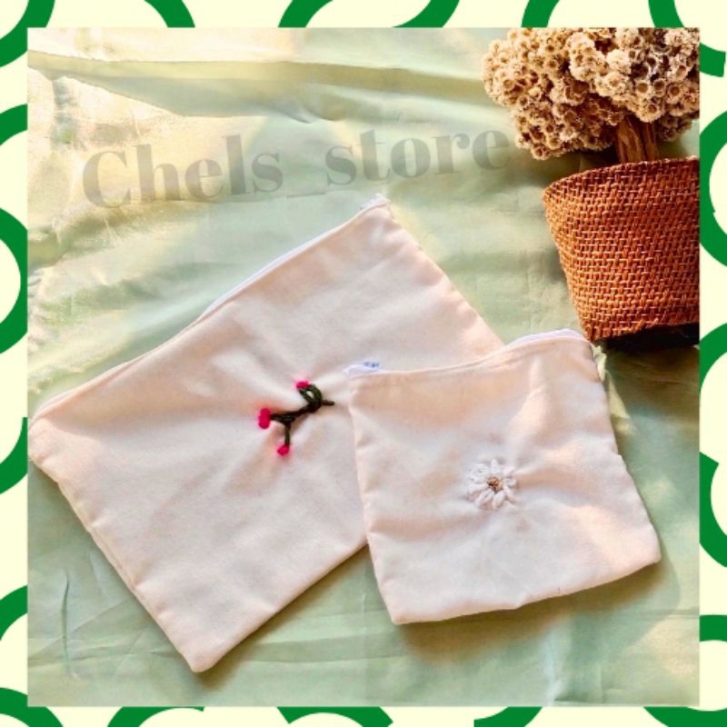 

KOTAK PENSIL 20×13 cm AESTHETIC KANVAS KOREA CHINA SULAM BORDIR CANVAS PENSIL CASE TEMPAT PENSIL KOREAN STYLE ANAK PEREMPUAN LAKI LAKI LUCU CUTE CEWEK COWOK BESAR KECIL SEDANG SIMPEL RAPI UNIK ESTETIK POLOS MOTIF | BISA COSTUM UKURAN DAN GAMBAR