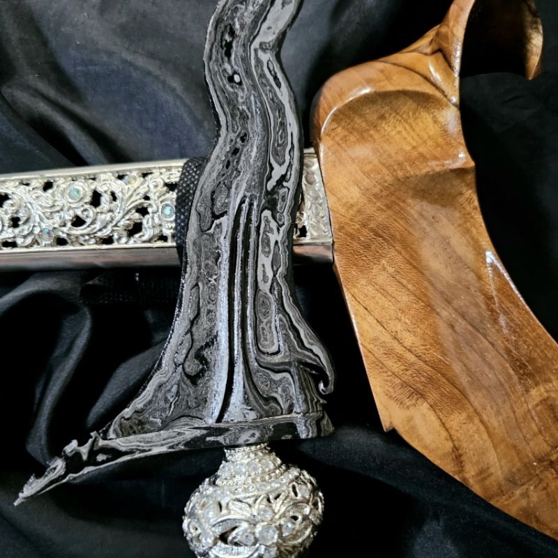 Keris Bimo Kurdo II Luk 15 Pamor Pedaringan Kebak