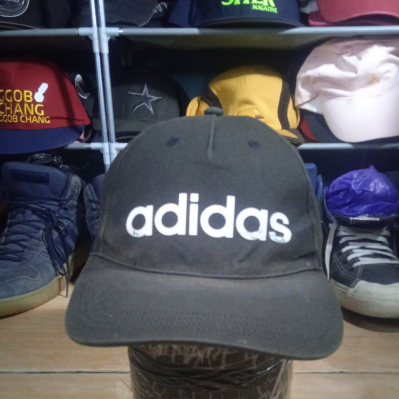 topi adidas logo besar