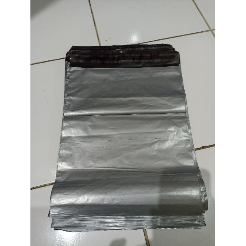 polymailer warna silver dan hitam 25x35 isi 100 /plastik packing polymailer murah