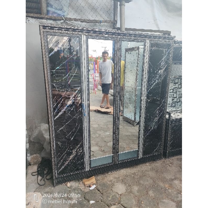 LEMARI BAJU 4 PINTU ,MINIMALIS