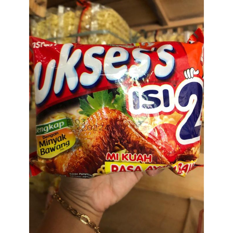 

Mie suksess kuah isi 2 rasa ayam bawang, kari ayam, ayam kremes