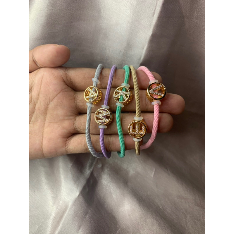 Gelang tali simpul huruf emas