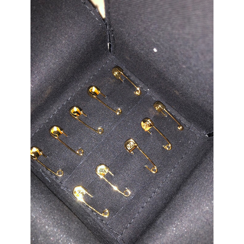 PIN BROOCH BUTTONSCARVES SIGNATURE