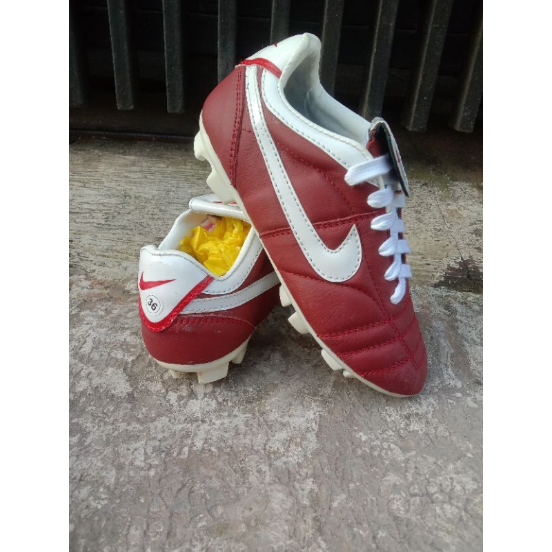 sepatu sepak bola anak merah kulit sapi