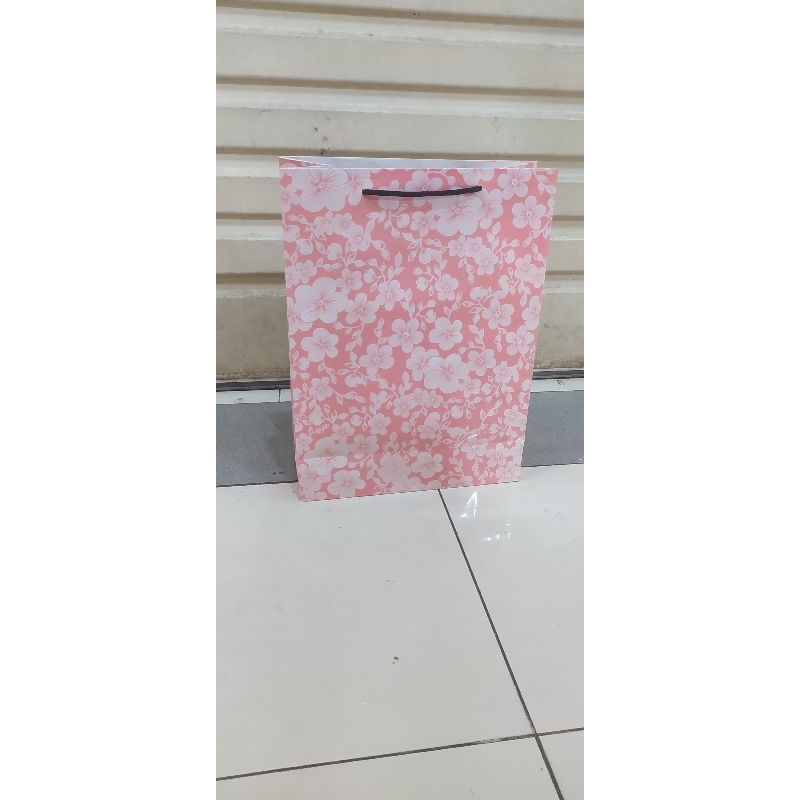 

Paper bag xl bahan tebal pink motip isi 12 pcs terlaris dan termurah