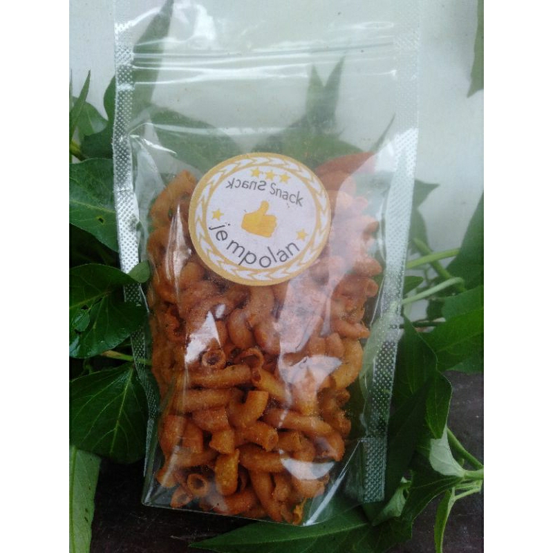 

Makaroni Pedas Bubuk Cabe Daun Jeruk 100gr/Snack Jempolan