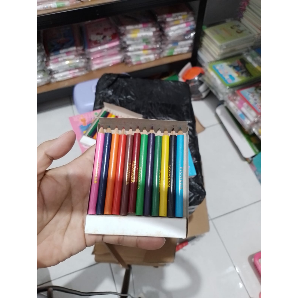 

mainan Pensil warna pendek Isi 12 Warna Alat Menggambar Dan Mewarnai kesenian kerajinan melukis