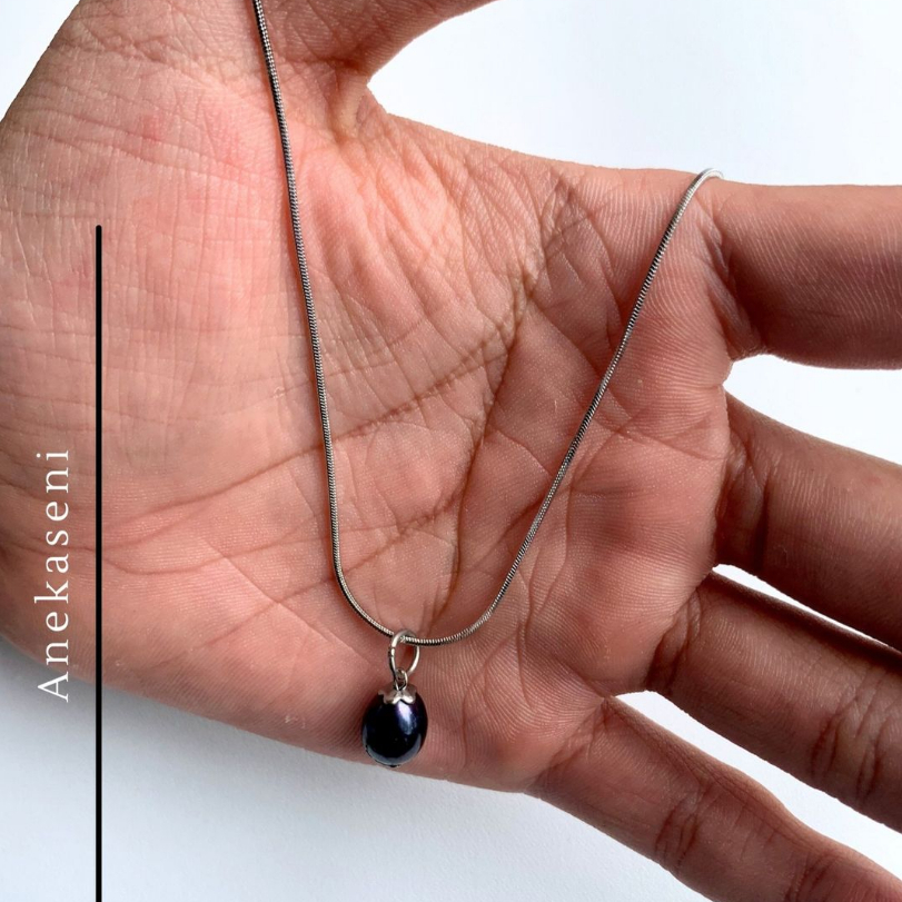 Kalung Liontin Besiputih Permata Mutiara Hitam Asli