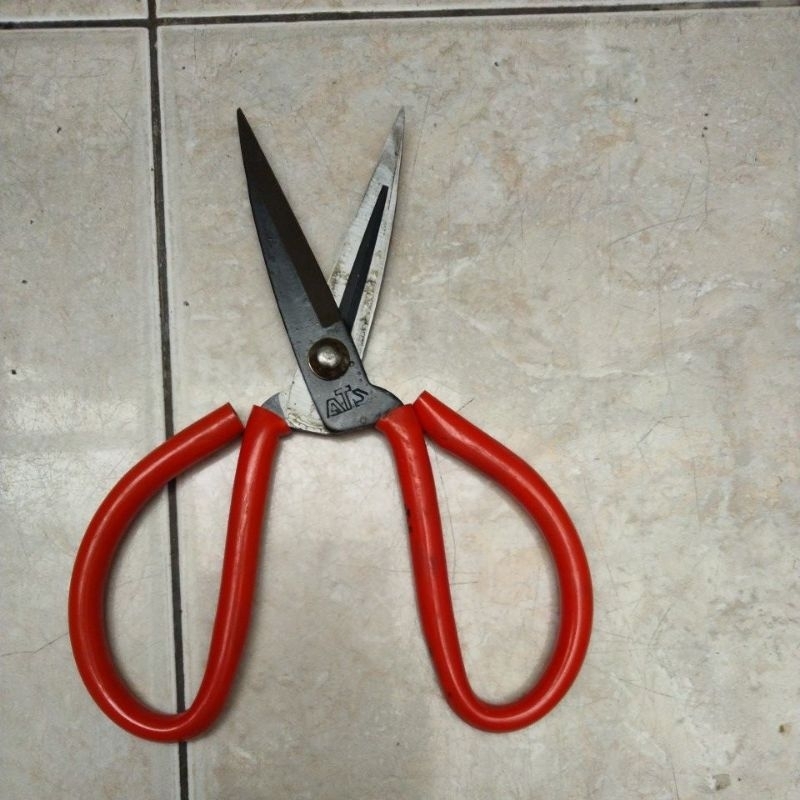 

Gunting serbaguna. gunting kain. gunting kodok. gunting besar