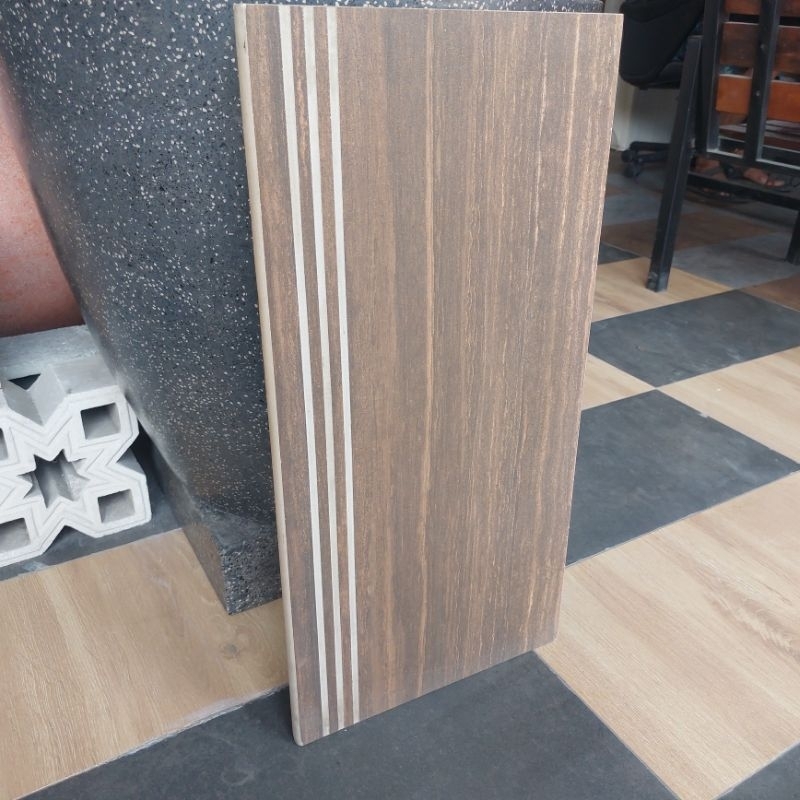 Granit anak tangga 30x60 Brown elmwood