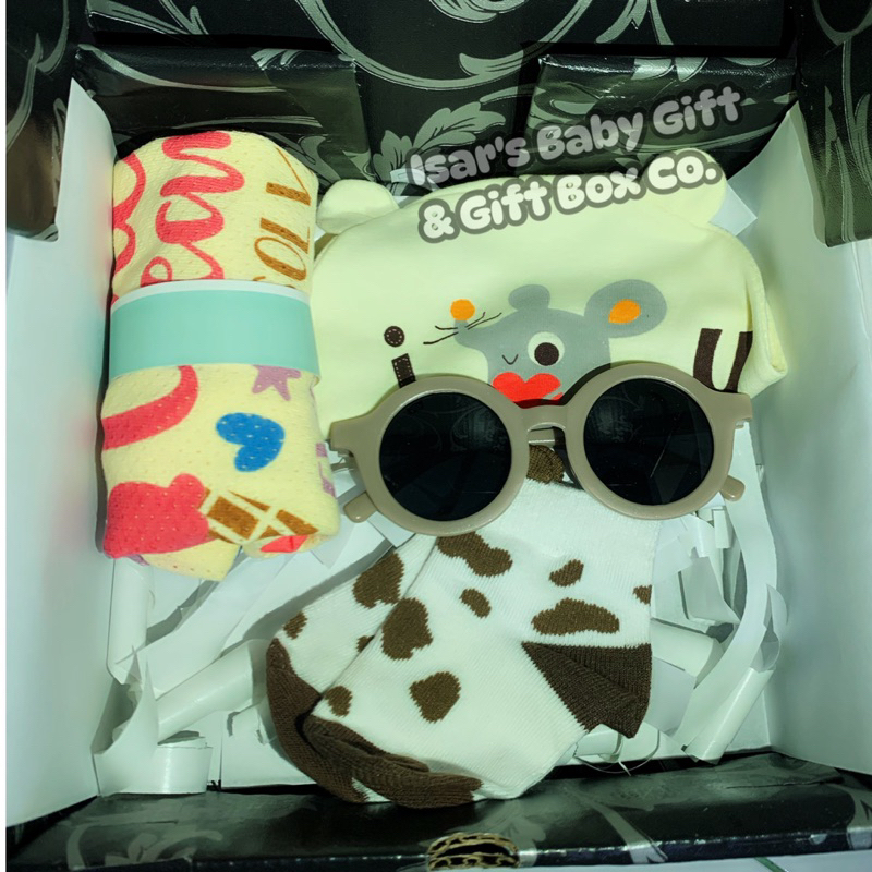 

Romper Aesthetic hampers design by Isar's Baby Boutique & Gift Box Co.