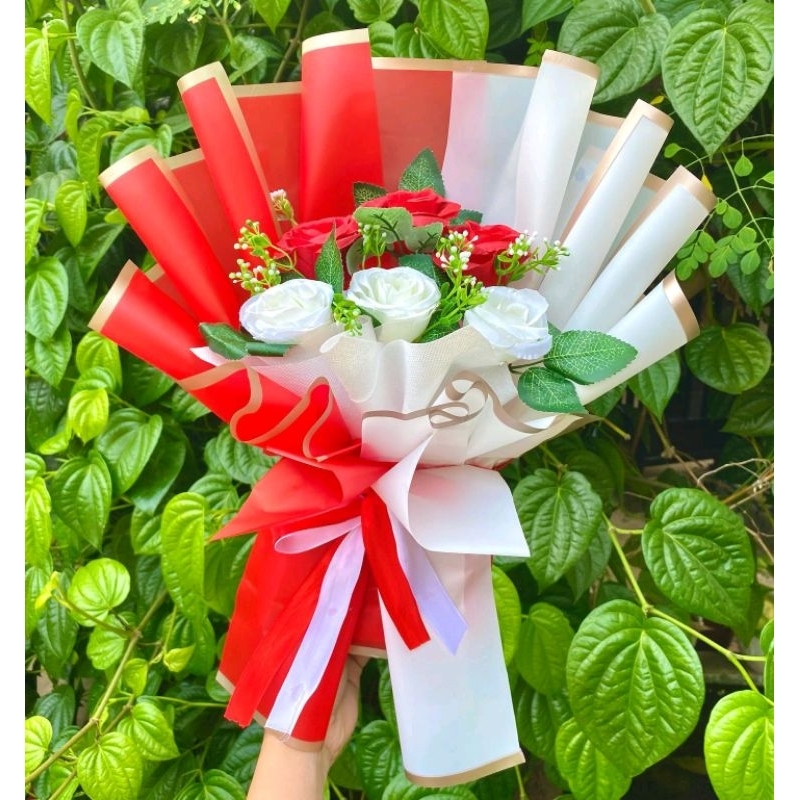 BUKET BUNGA MAWAR KUNCUP MERAH PUTIH CANTIK KERTAS CELLO HADIAH 17 AGUSTUS KEMERDEKAAN RI/WISUDA/ULT