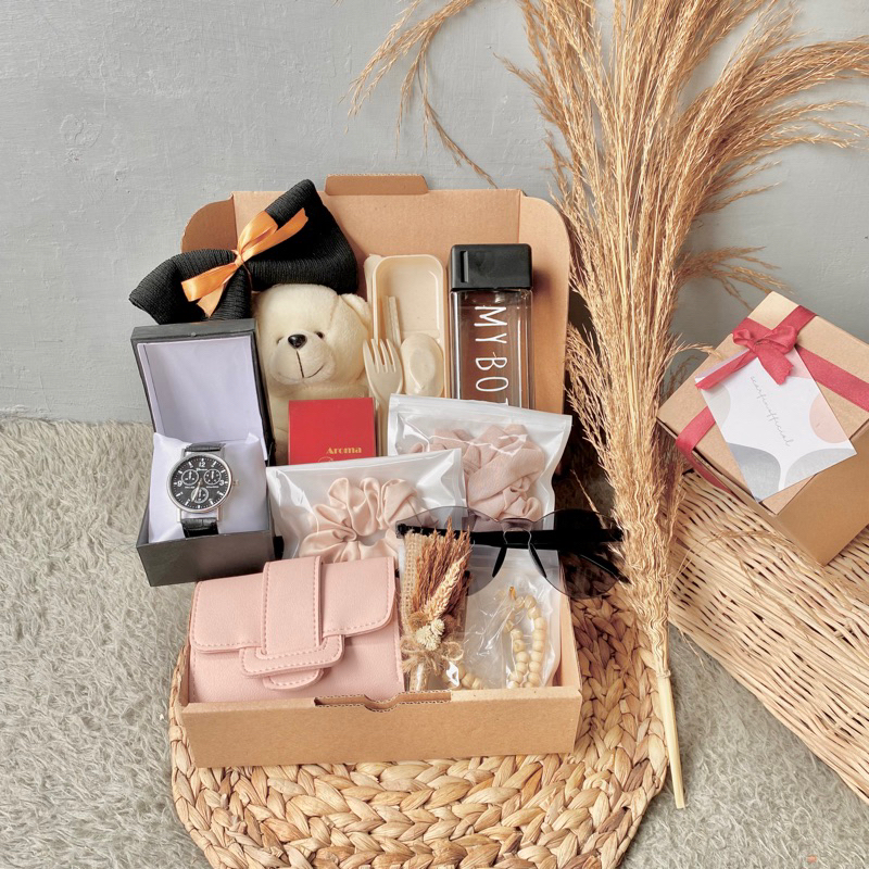 

Hampers Gift Box hadiah Cewek Murah Kado Muslimah Lebaran Scrunchies Jumbo Premium | Hampers Hijab Kado Wisuda Nikah anniv | Hadiah Ulang Tahun Murah | Hampers Cewek Muslim | scarfin.official