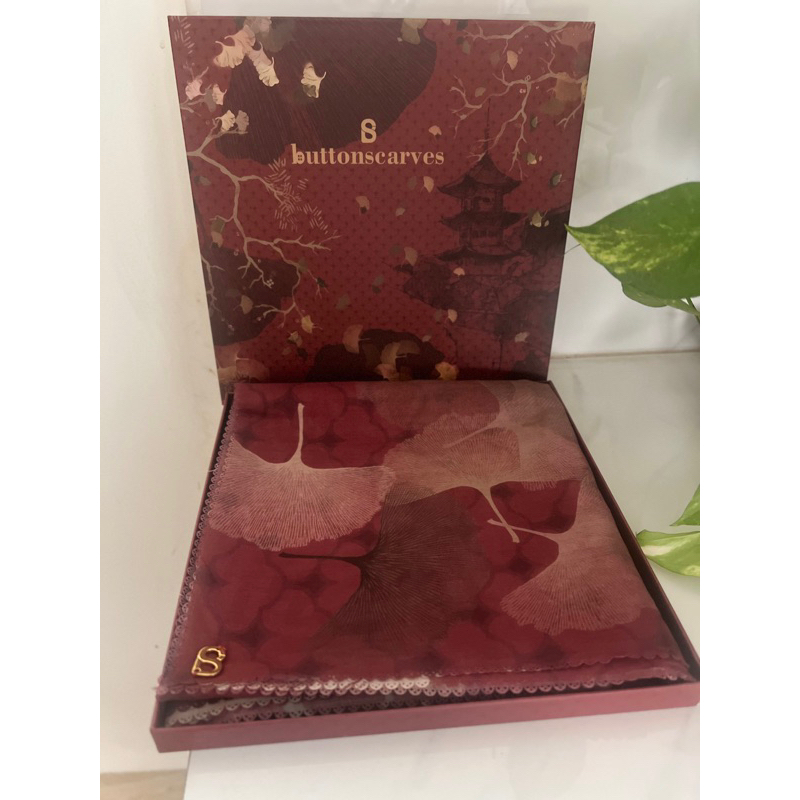 Buttonscarves Ginkgo Square XL - PL in Red Bean
