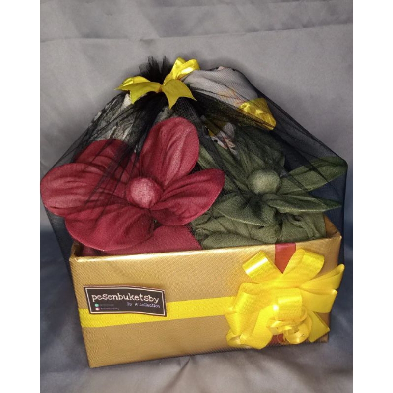 

Hampers Jilbab dan Snacks