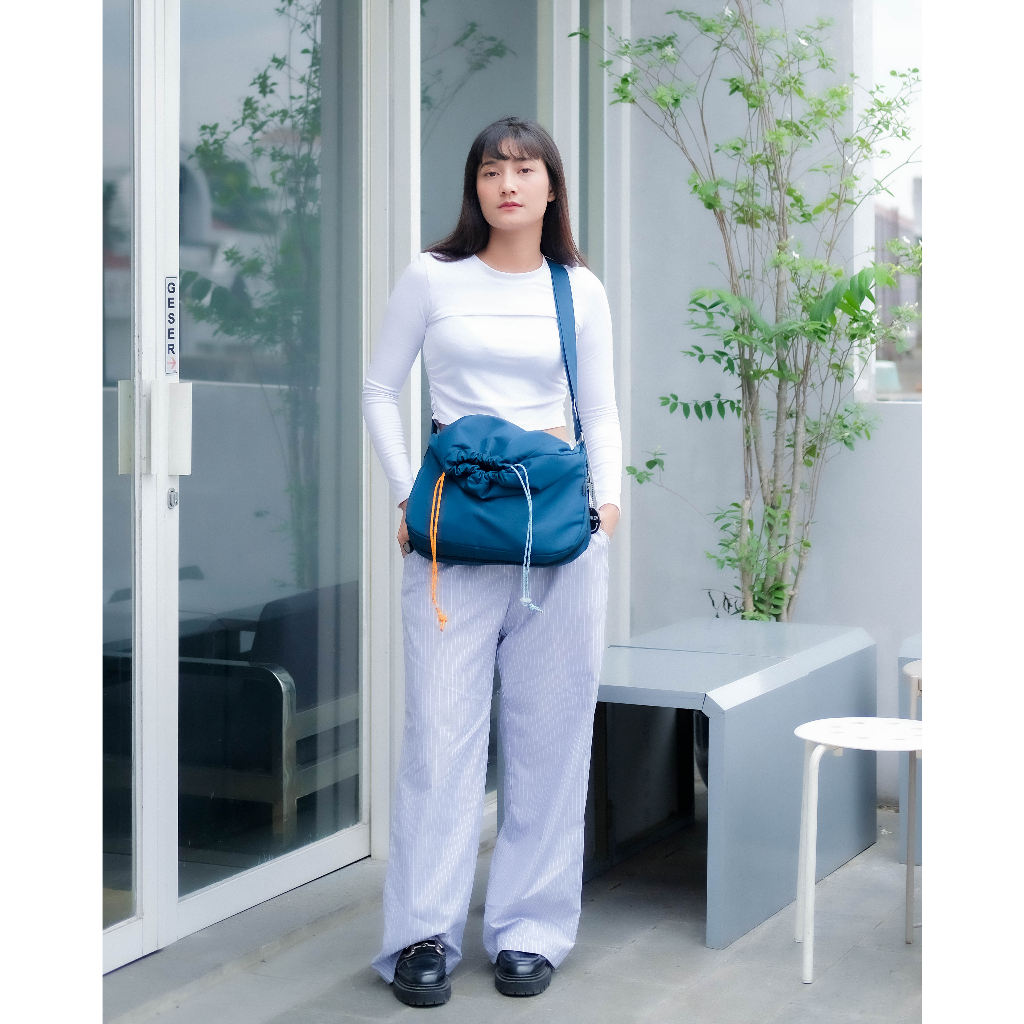 Imokey Oui Expandable Sling Bag