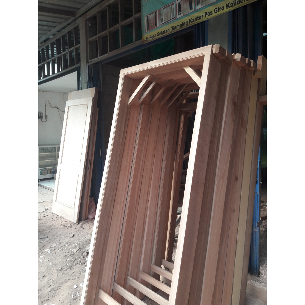 Kusen Pintu Kayu Kamper