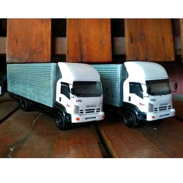 Miniatur truk Isuzu Giga Box