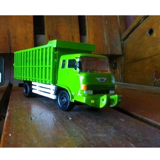 Miniatur truk Hino Ranger Tua