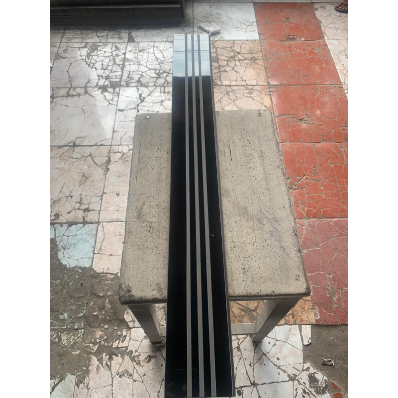 list plint hitam stepnosing 10x60