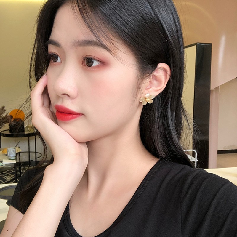 Anting Tusuk Motif Bunga Simple Ala Korea Bahan Sterling Silver Untuk Wanita - Anting Kristal Mutiara Bentuk Bunga