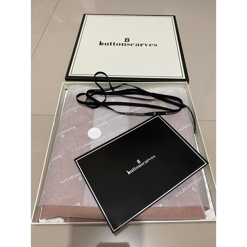 Preloved Baru Buttonscarves Original Kelly Square Rose Cloud Jilbab Segiempat Hijab Kotak Box Ori