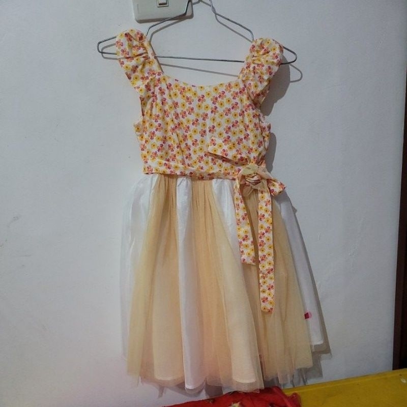 DRESS ANAK CANTIK BUNGA FLORAL FLOWER DRES PESTA PARTY CEWEK UK NO 10 MASIH ADA TAG PRETTY GIRL CUCI GUDANG MURAH HARGA PROMO MURMER ORIGINAL PRETY GIRLS GADIS BOCAH ULTAH KONDANGAN SALE KUNING KOMBINASI PUTIH BELT TALI PITA PINGGANG NEMPEL BROSS KEMBANG