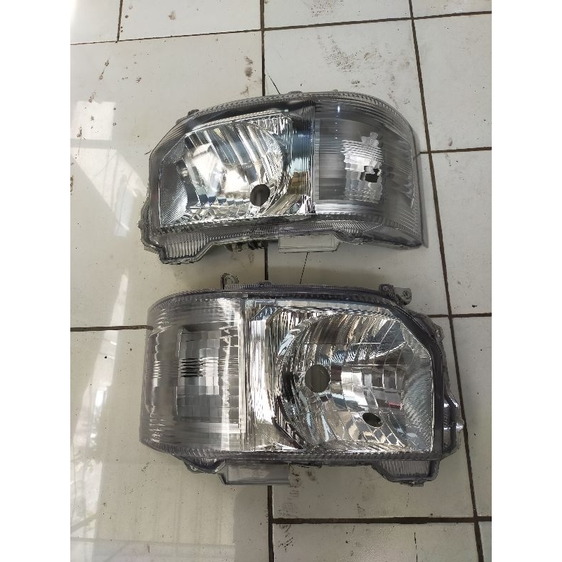 headlamp Hiace tahun 2014-2018 sepasang second merek hiace