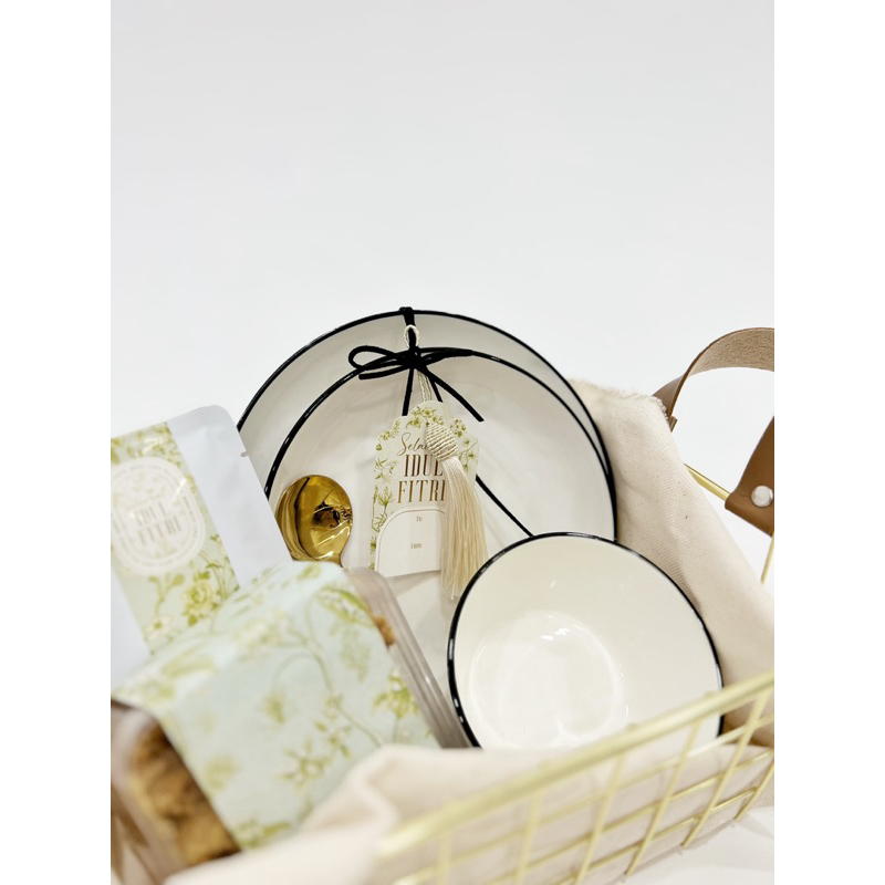 

Hampers Gold Basket