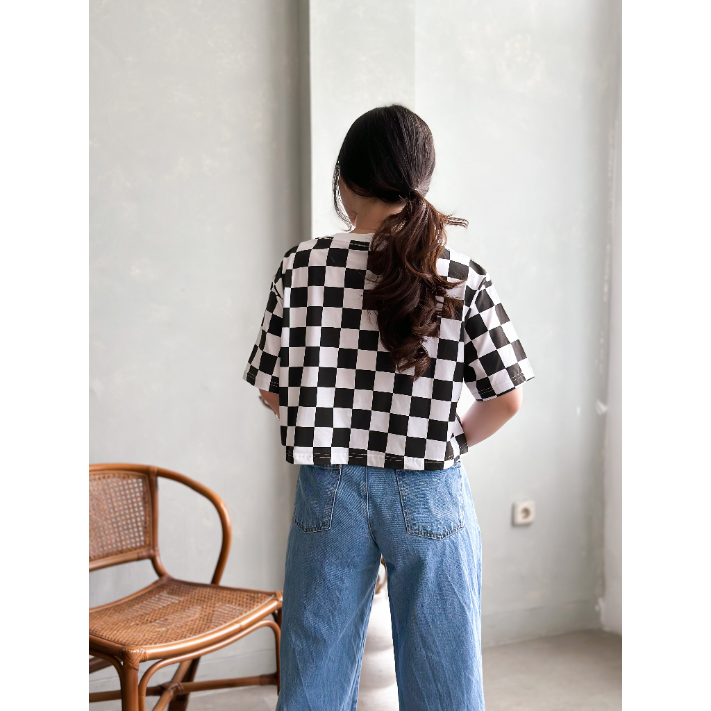 INFINITEE Kaos Croptop Oversized Wanita Motif Catur