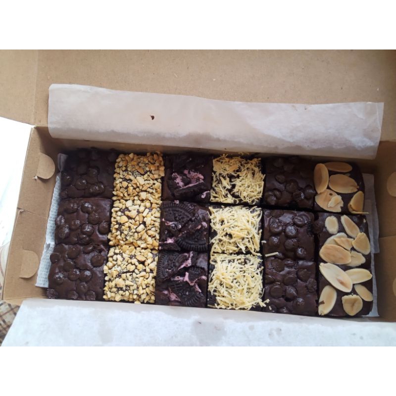 

Brownies panggang (fudgy brownies 18 potong ukuran 20x10)