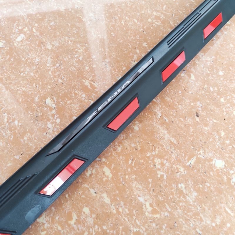 sill plate silplate pintu bagasi belakang mobil daihatsu xenia 2022 2023 plastik hitam abs tempel