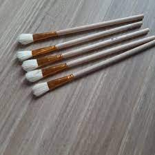 Kuas kue kering nastar olesan kuning telur sedang