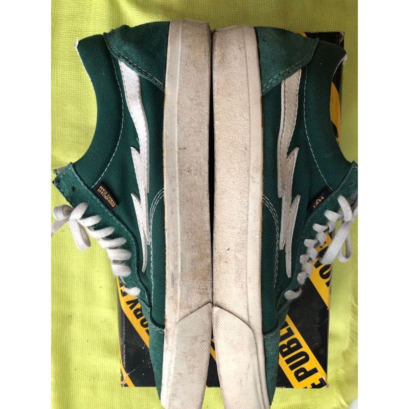 sepatu word division