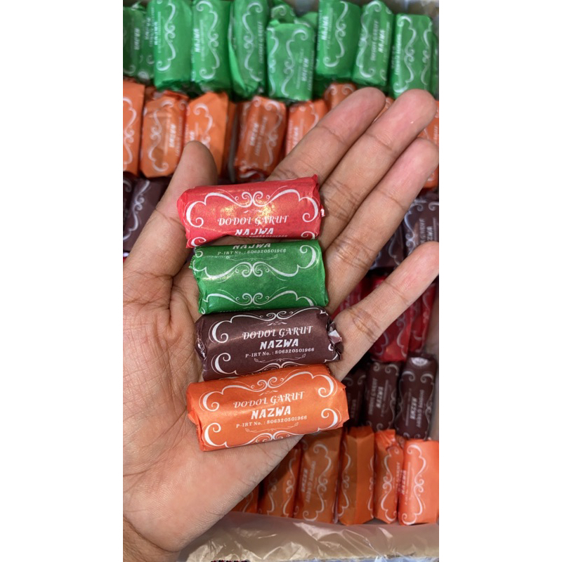 

DODOL GARUT ANEKA RASA MIX COKELAT STRAWBERRY PANDAN DURIAN 500GR
