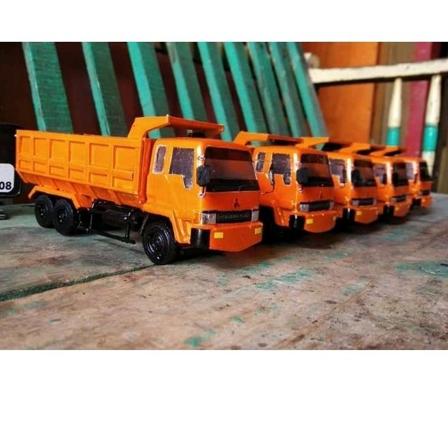 Miniatur truk Fuso Oren Dump