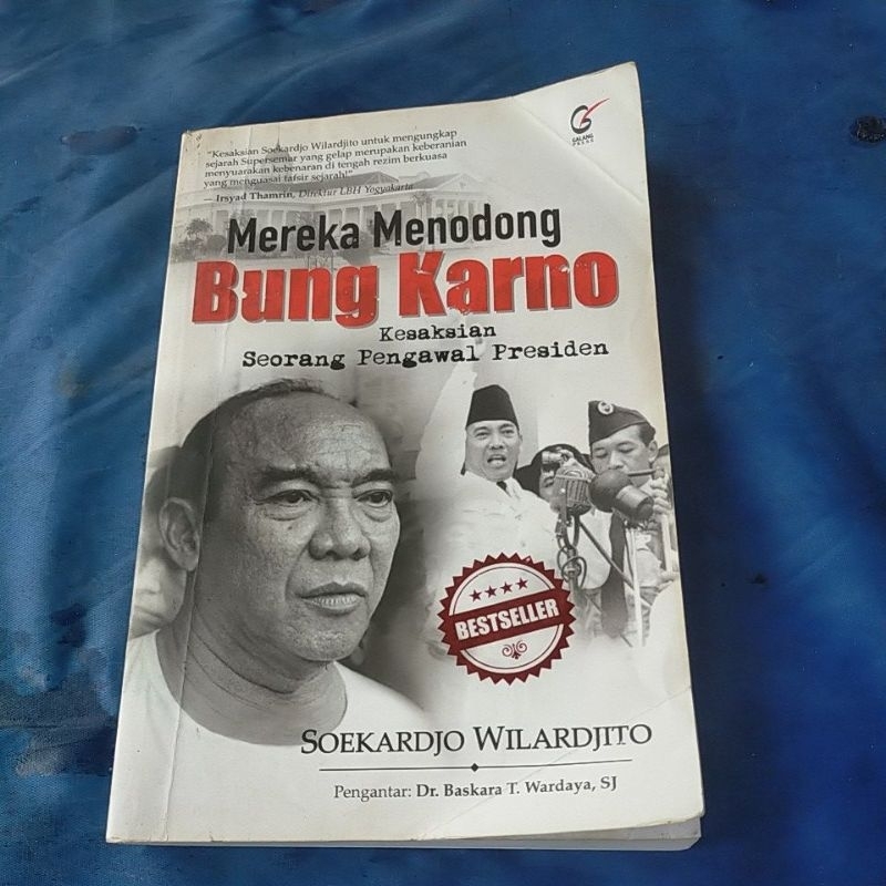 

buku mereka menodong bung karno