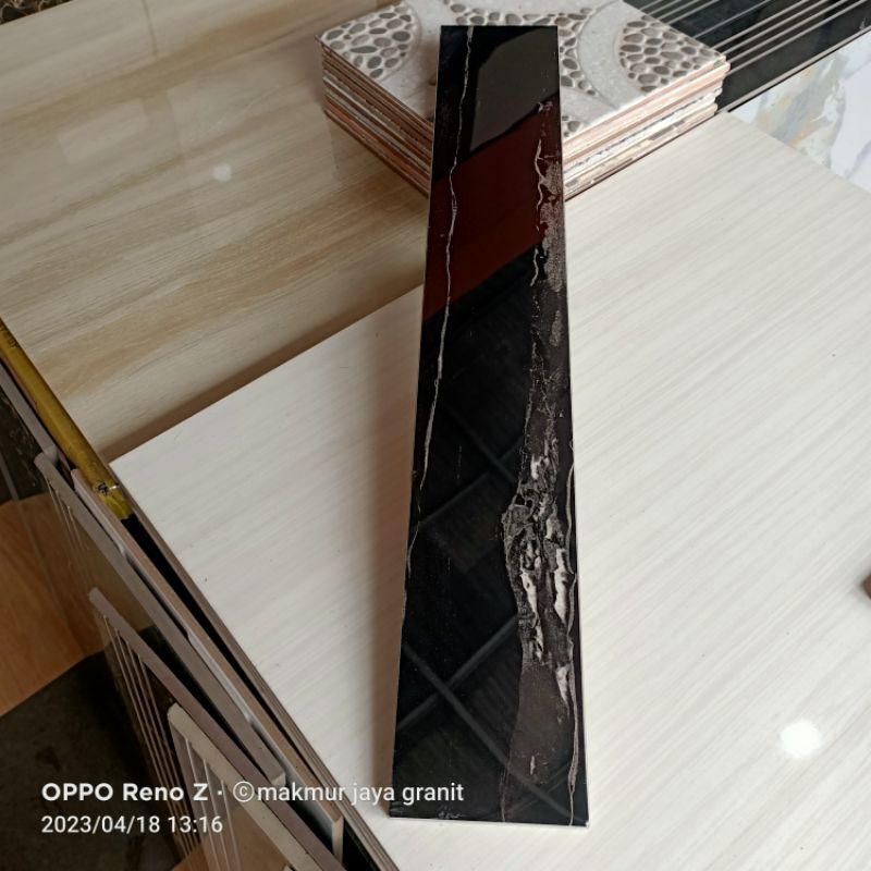 plint granit 10x60 hitam motip glossy