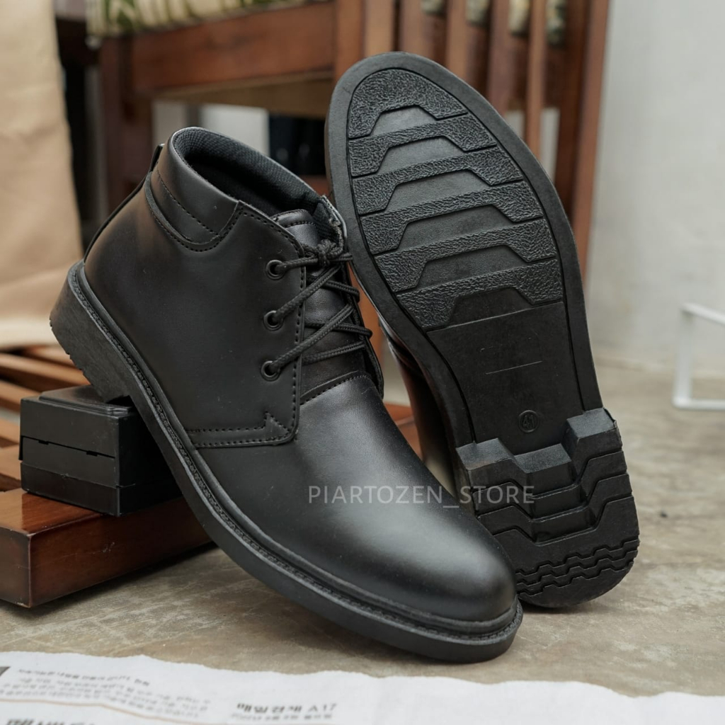 Sepatu PDH Pria untuk Dinas Paskibra, POLRI, TNI, dan Satpam, Model Tali 3, Warna Hitam Doff, Terbuat dari Kulit Sintetis.